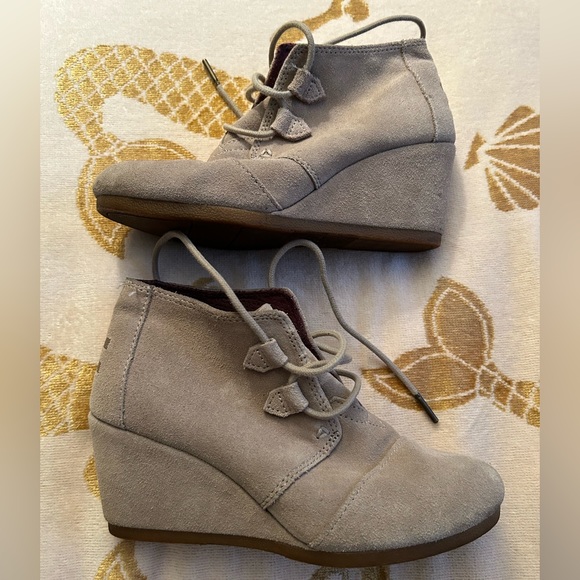 TOMS - Women’s Tan Suede Lace-up Booties - Size 6 - EUC - Picture 5 of 7